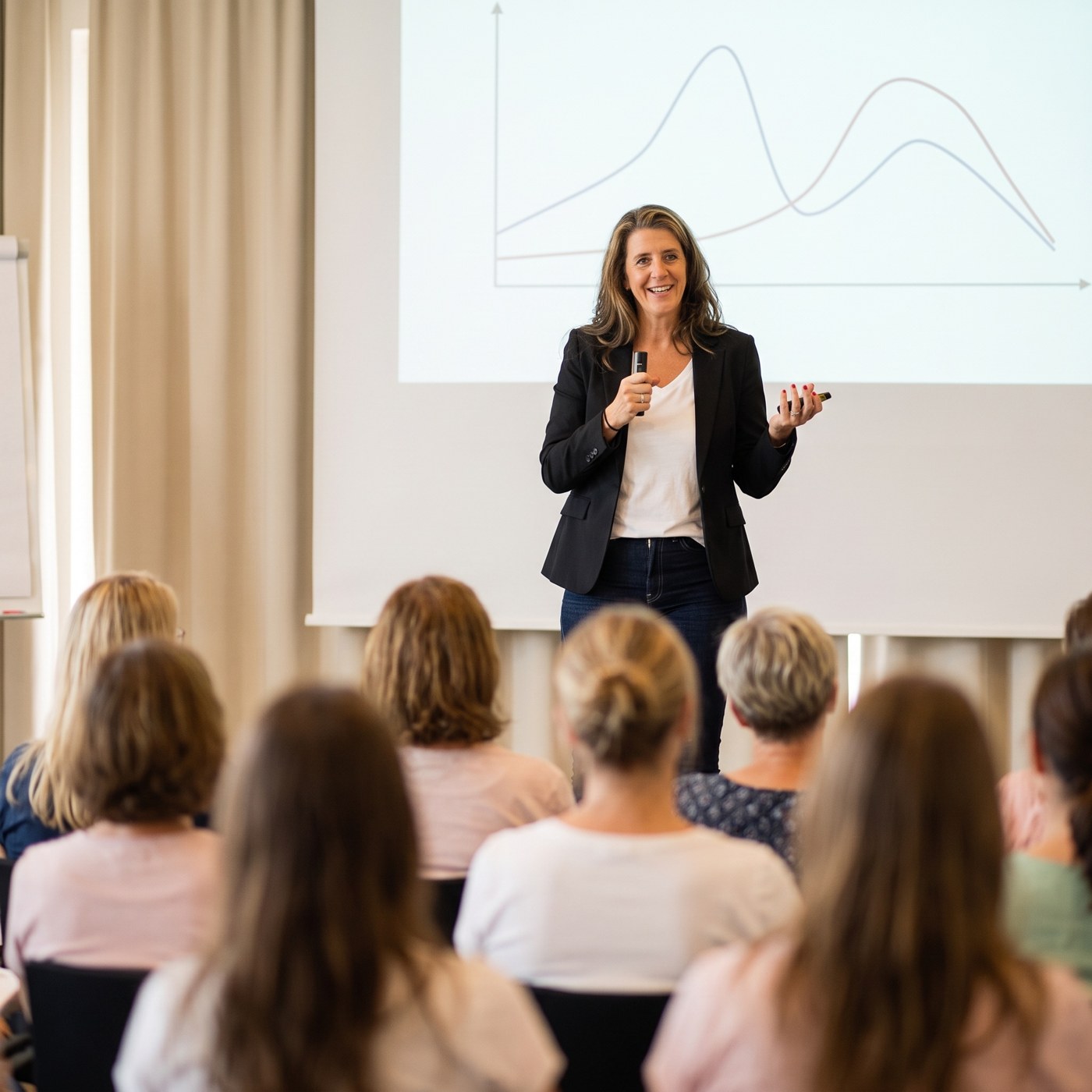 Martina Egger-Kofler bei einem Vortrag vor Frauen