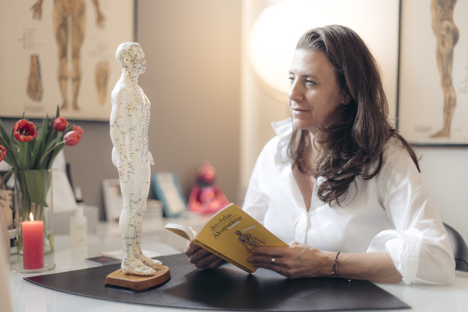 Martina Egger-Kofler im Gespräch mit Beratungsmaterialien